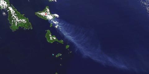 Vue satellite de la partie centrale de l'archipel, avec le panache de cendres du volcan d'Ambrym.